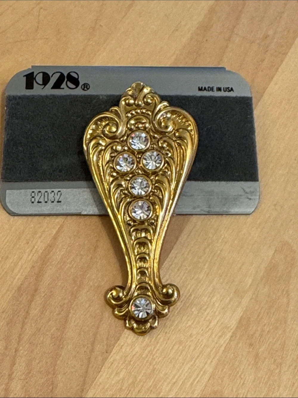 NWT 1928 vintage style gold tone ornate scroll design brooch with rhinestones